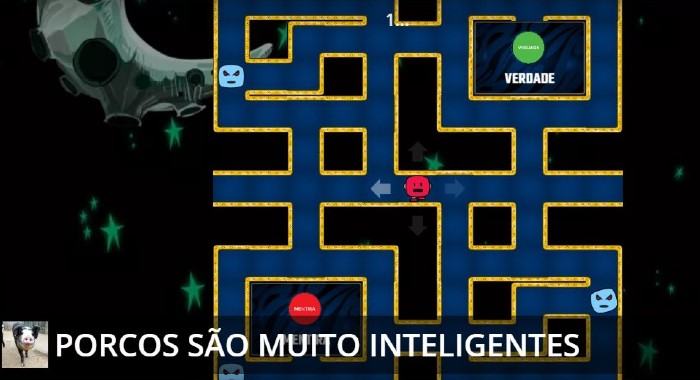 Imagem da tela do jogo Pac-pet com fundo preto e estrelas verdes, remetendo a um cenário espacial. A tela do jogo é um labirinto azul com bordas amarelas. No canto superior direito há uma caixa escrito 